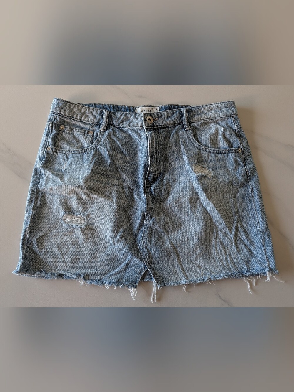 Ardene Light Wash Distressed Denim Men’s Shorts